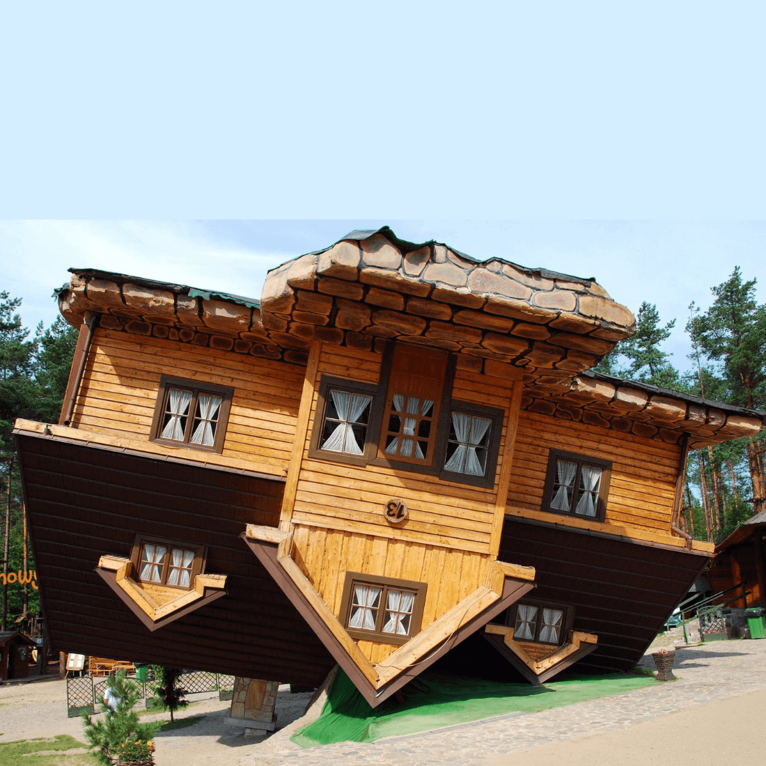 Dom do góry nogami w Szymbarku