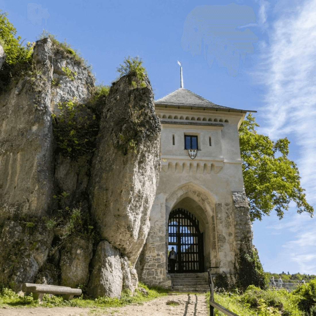 Zamek w Ojcowie - widok na bramę