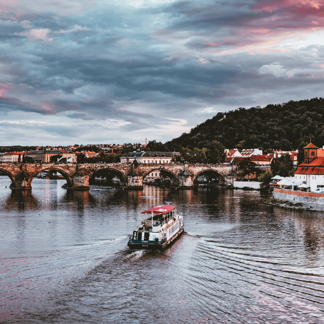 Praga Rejs po Wełtawie Łódź z mostem w tle